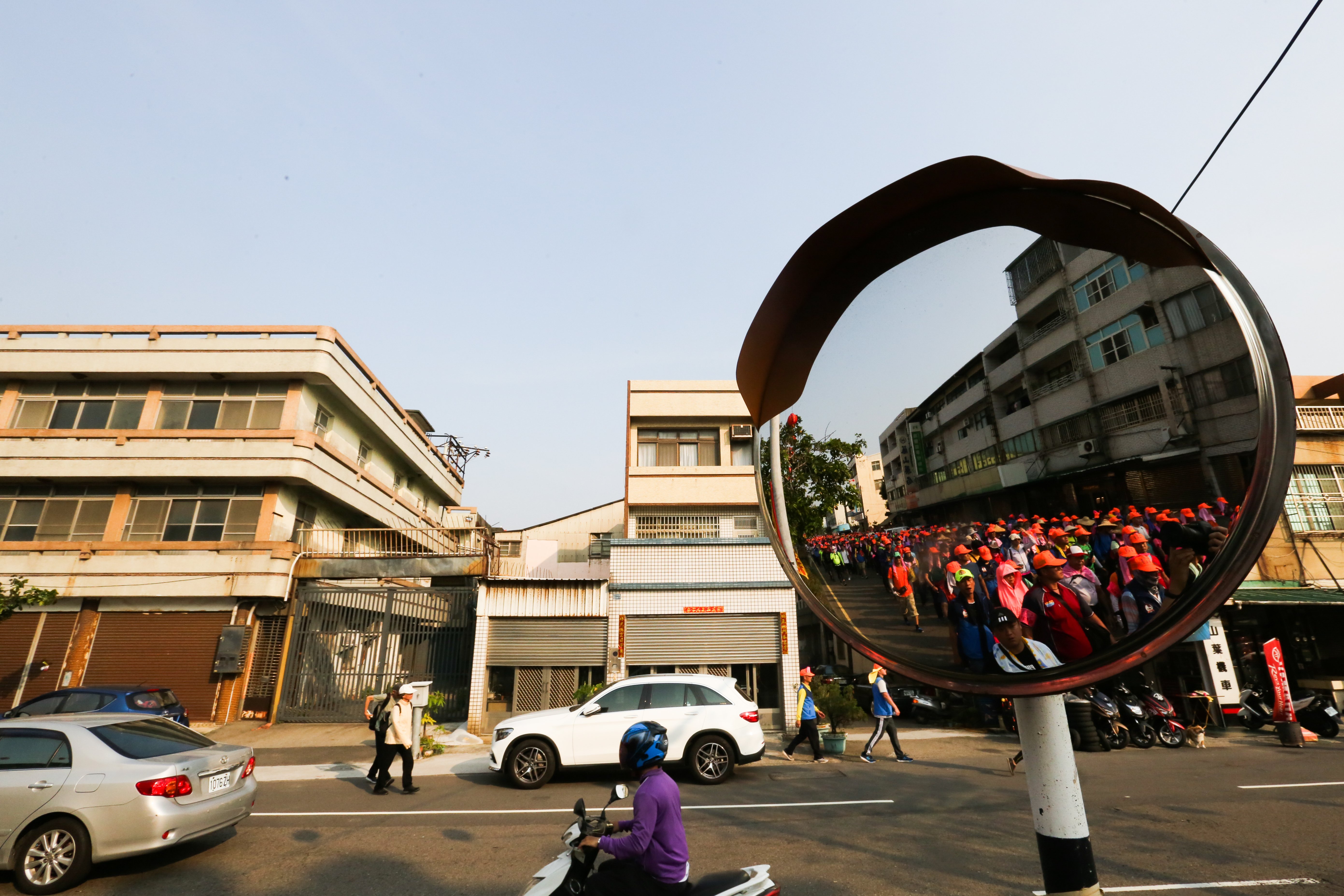 7日傍晚白沙屯媽祖與信徒們進入清水市區。