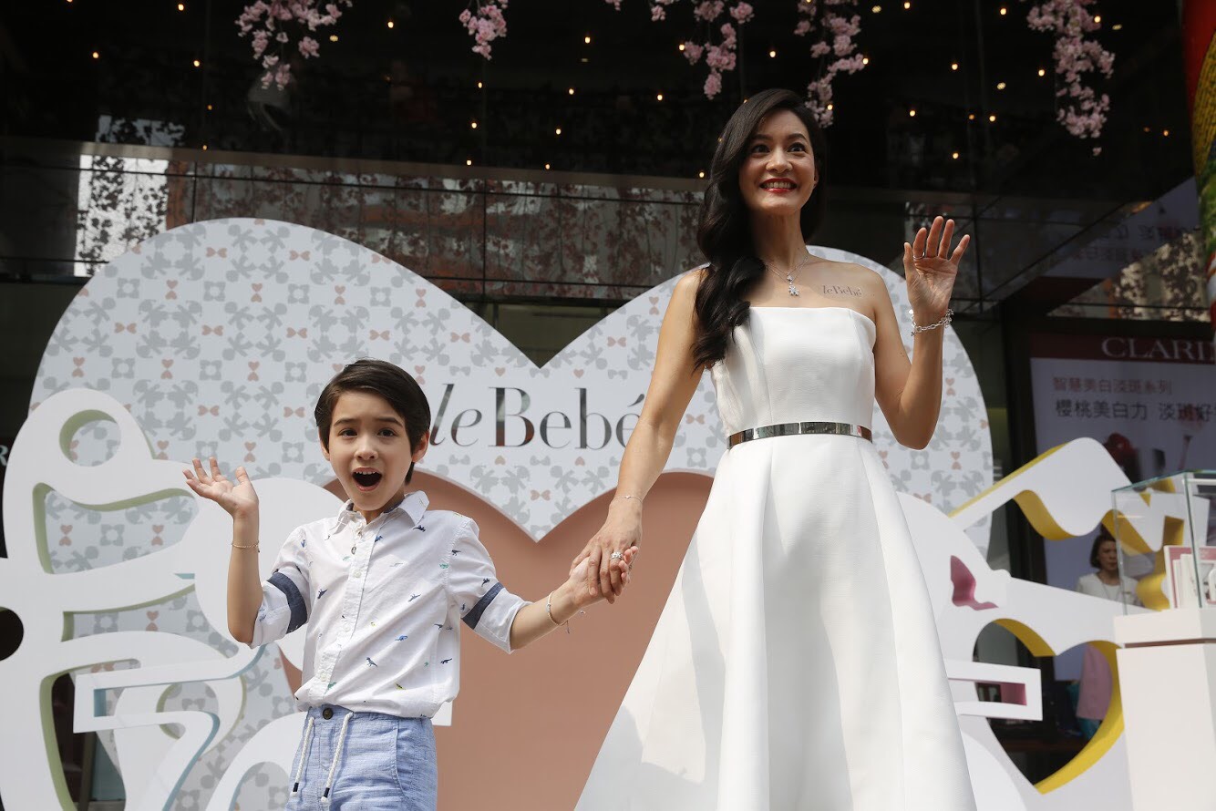 Janet牽著童星伊萊展現母愛。