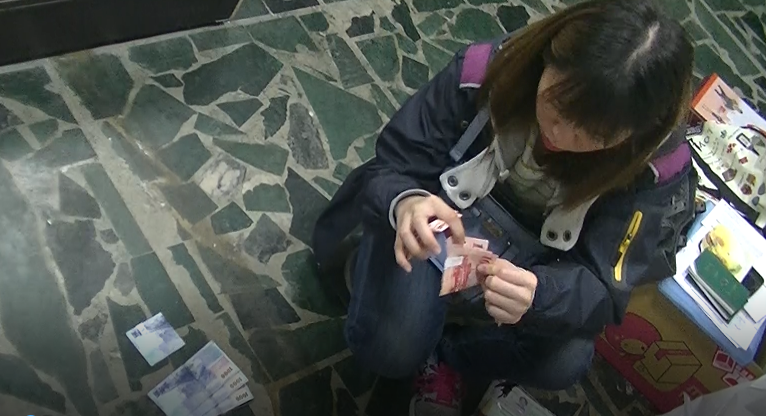 警方在地下匯兌據點查獲大量現金。（刑事局提供）