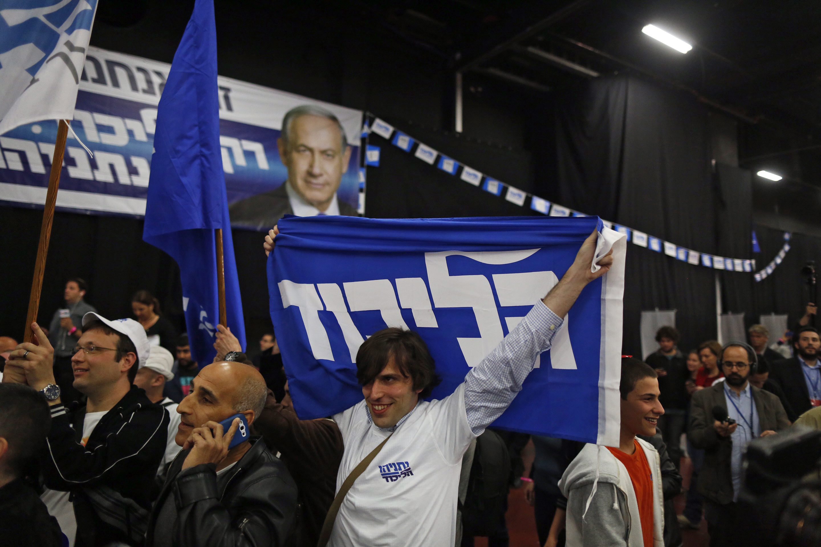 019年4月9日，以色列國會大選投票結束後，支持納坦亞胡的民眾聚集在利庫德黨的競選總部。（東方IC）