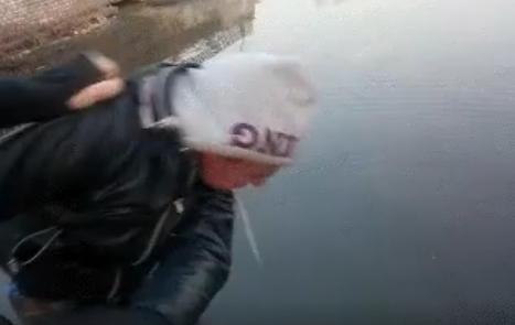 烏克蘭兩位男子因為想在網路博取關注,竟然在橋上將一位陌生人推入河中致其死亡。(圖:翻攝自Vyacheslav Abroskin臉書)