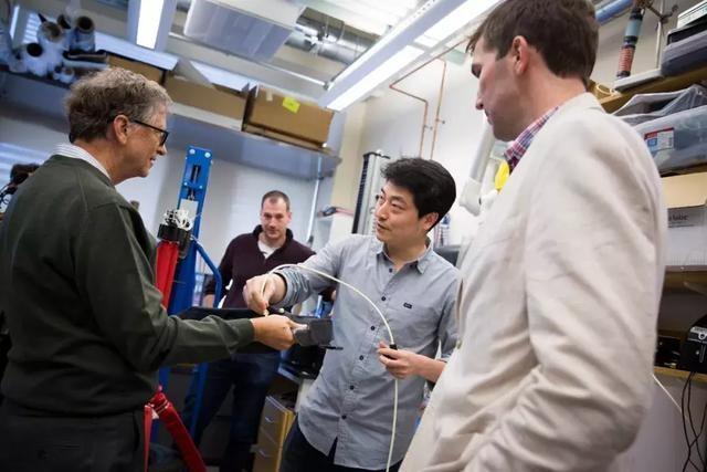 圖丨2018年比爾蓋茨先生回母校哈佛大學參觀實驗室，瞭解機器人研究領域最新進展。圖為李曙光為他講解最新的軟體機器人研究成果（來源：李曙光）