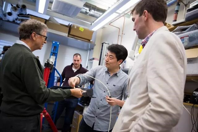 圖丨2018年比爾蓋茨先生回母校哈佛大學參觀實驗室，瞭解機器人研究領域最新進展。圖為李曙光為他講解最新的軟體機器人研究成果（來源：李曙光）