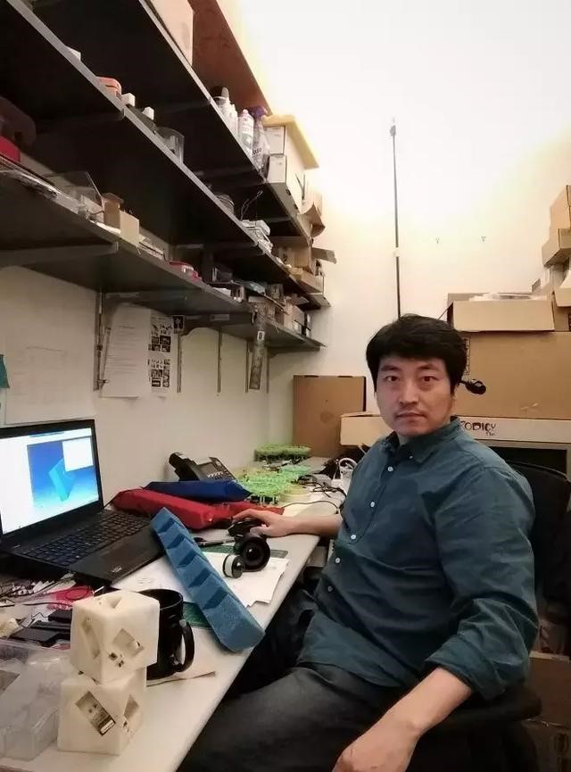 圖丨李曙光在MIT辦公室內(來源:李曙光)