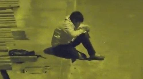 維克多靠著路燈光線寫作業的影片在網路上傳開之後,他的好學和毅力感動了無數網友。(翻攝自推特DubaiNameShame)