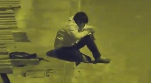 維克多靠著路燈光線寫作業的影片在網路上傳開之後，他的好學和毅力感動了無數網友。（翻攝自推特DubaiNameShame）