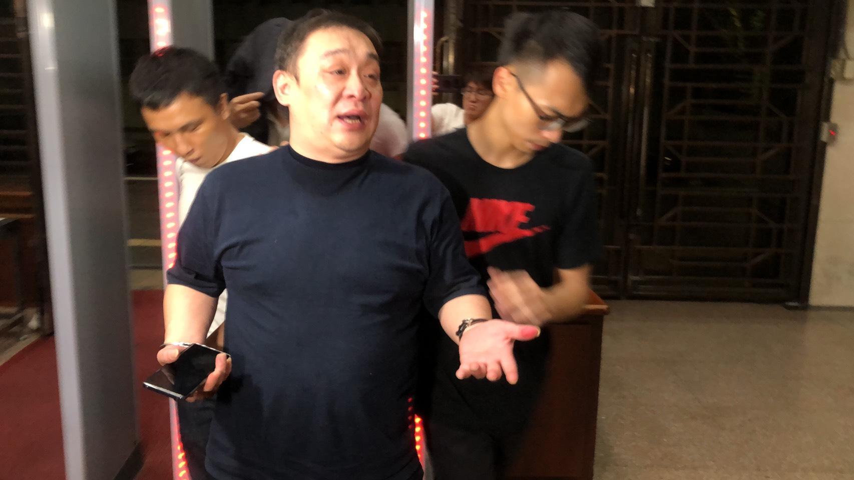 遭控對李正邦施暴的張姓男子，被帶往北檢複訊。（翻攝畫面）