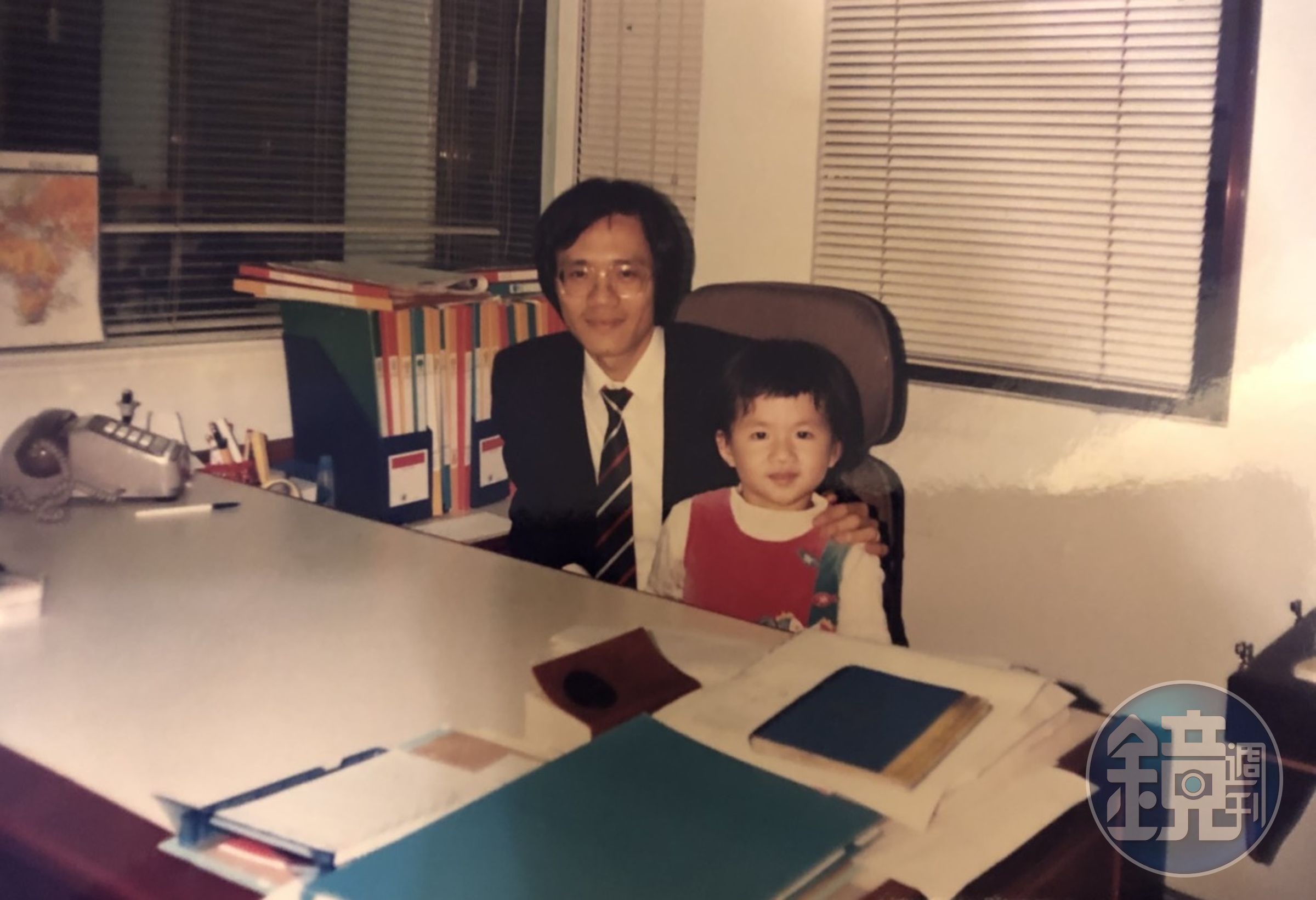 1988年，在禮服廠商的勸說與現實的養家壓力下，王明祥（左）決定跳出來創業成立偉特。（王明祥提供）