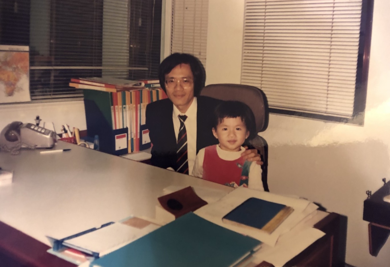 1988年，在禮服廠商的勸說與現實的養家壓力下，王明祥（左）決定跳出來創業成立偉特。（王明祥提供）