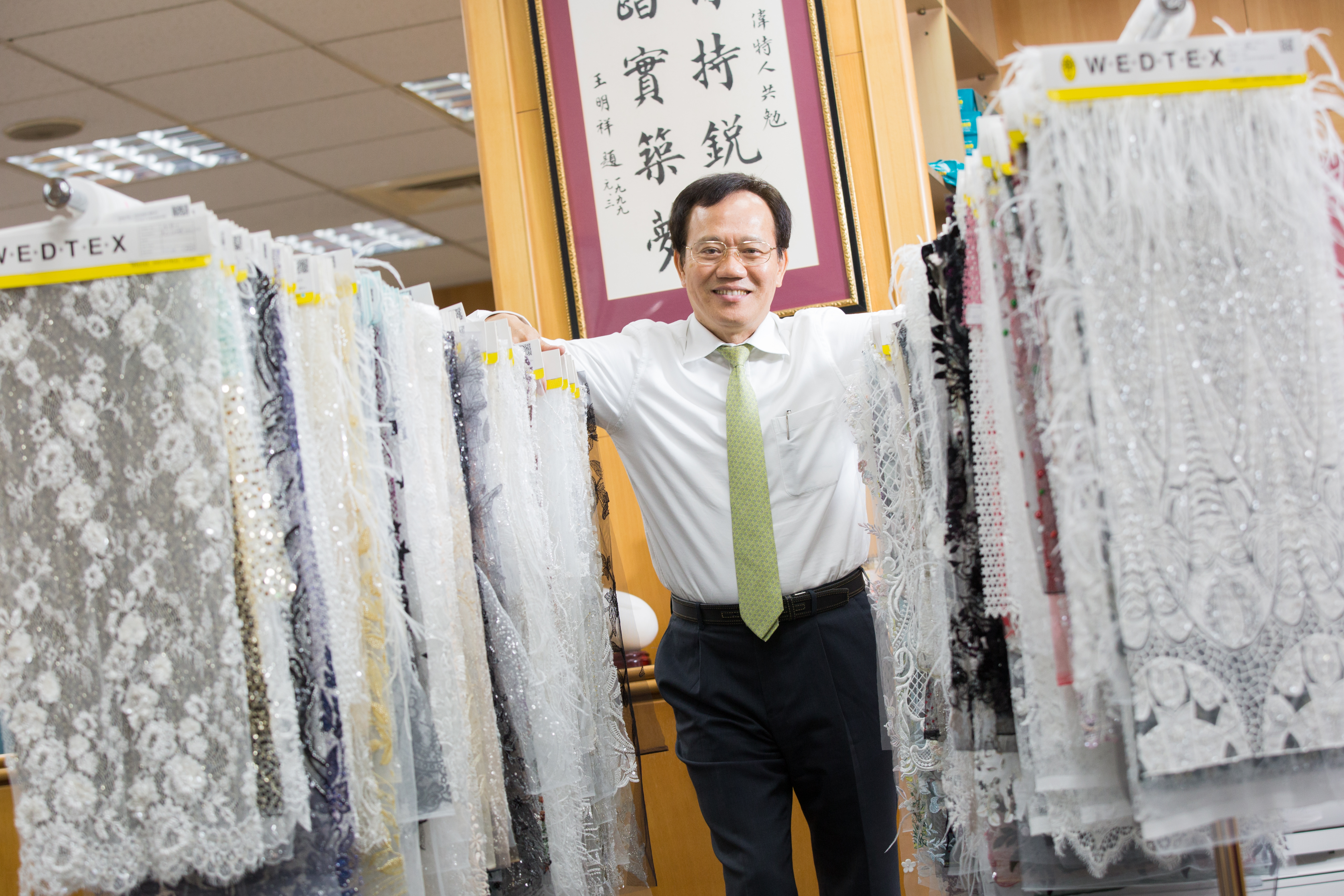 1988年，原本在針織廠當業務員的偉特董事長王明祥，創業當起批發蕾絲的中盤商，公司營收近20億元。