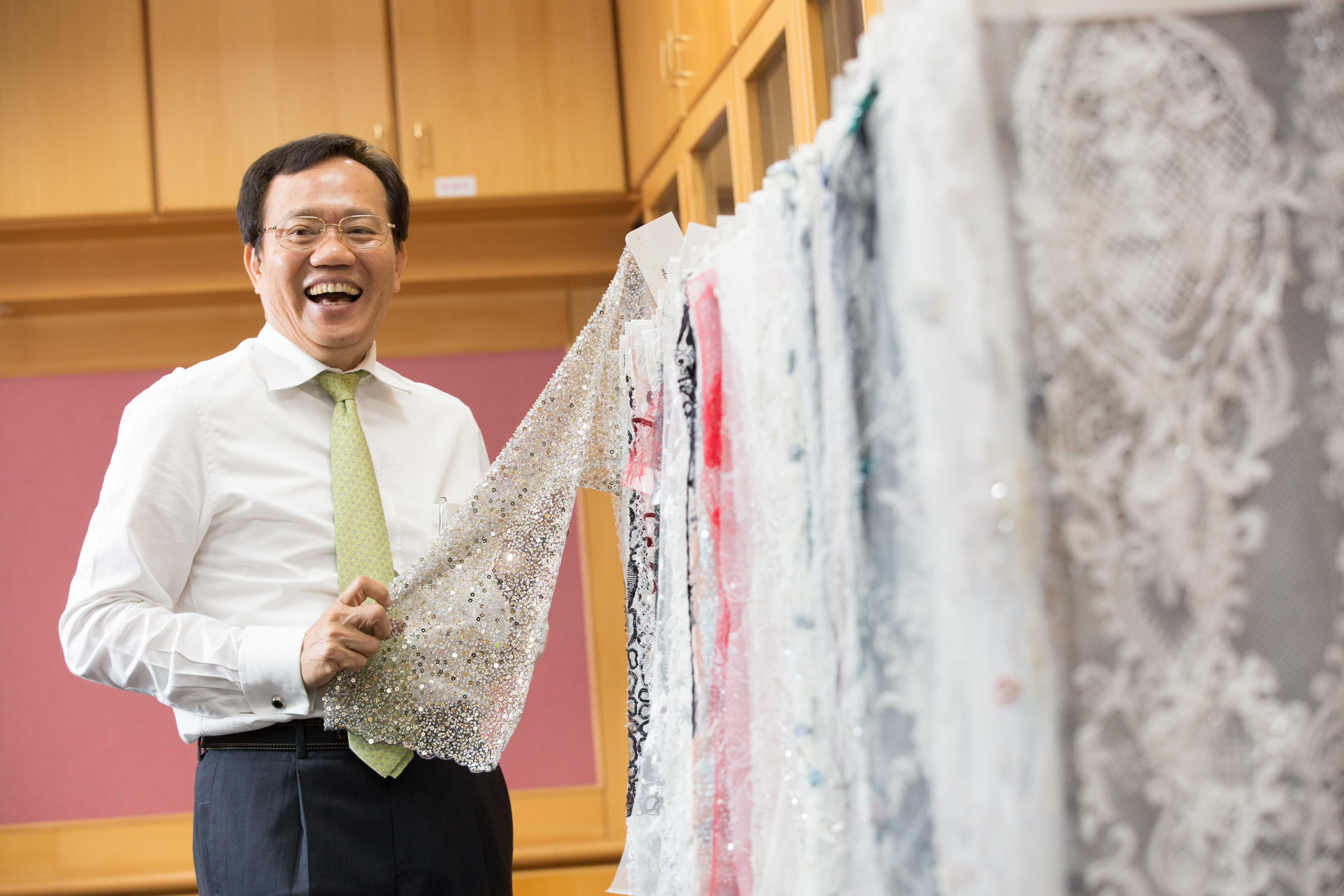 王明祥生產的蕾絲平均單價25美元，是紡織業單價最高的產品。