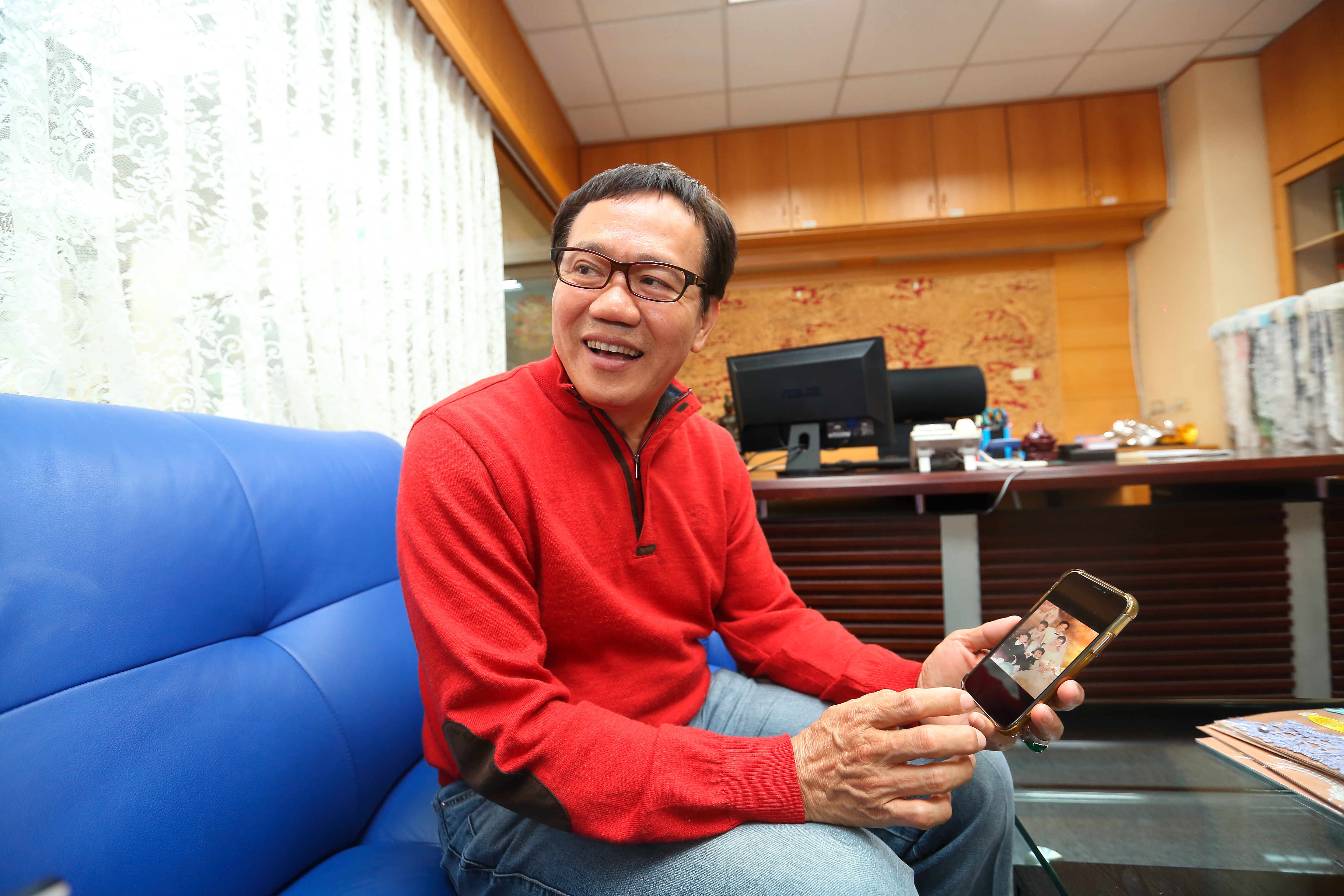 來自彰化埤頭的王明祥，是目前全球最大的蕾絲布生產商。