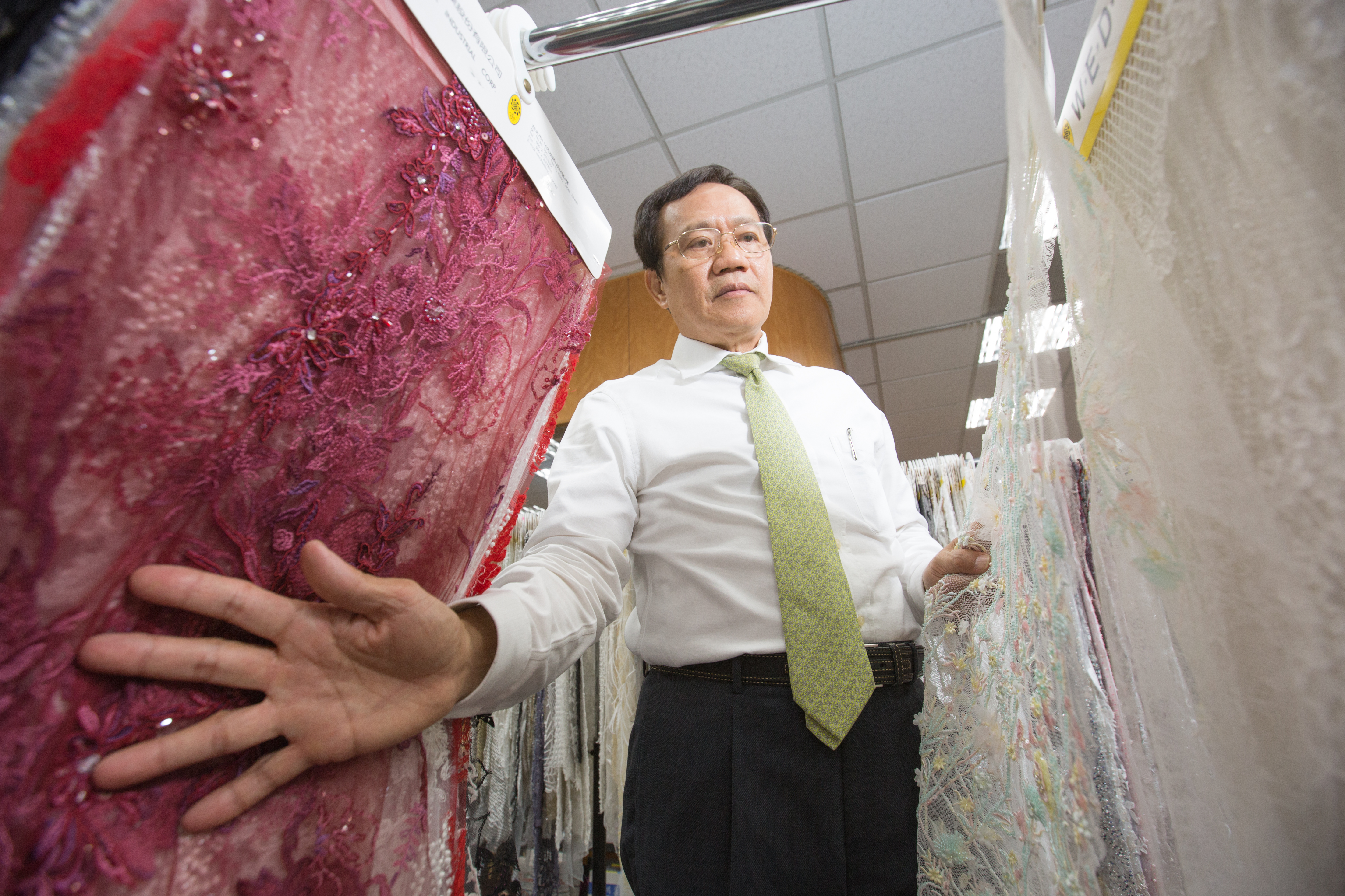 藉著保護客人、讓VIP享有專屬蕾絲的策略，王明祥讓客戶死忠不轉單。