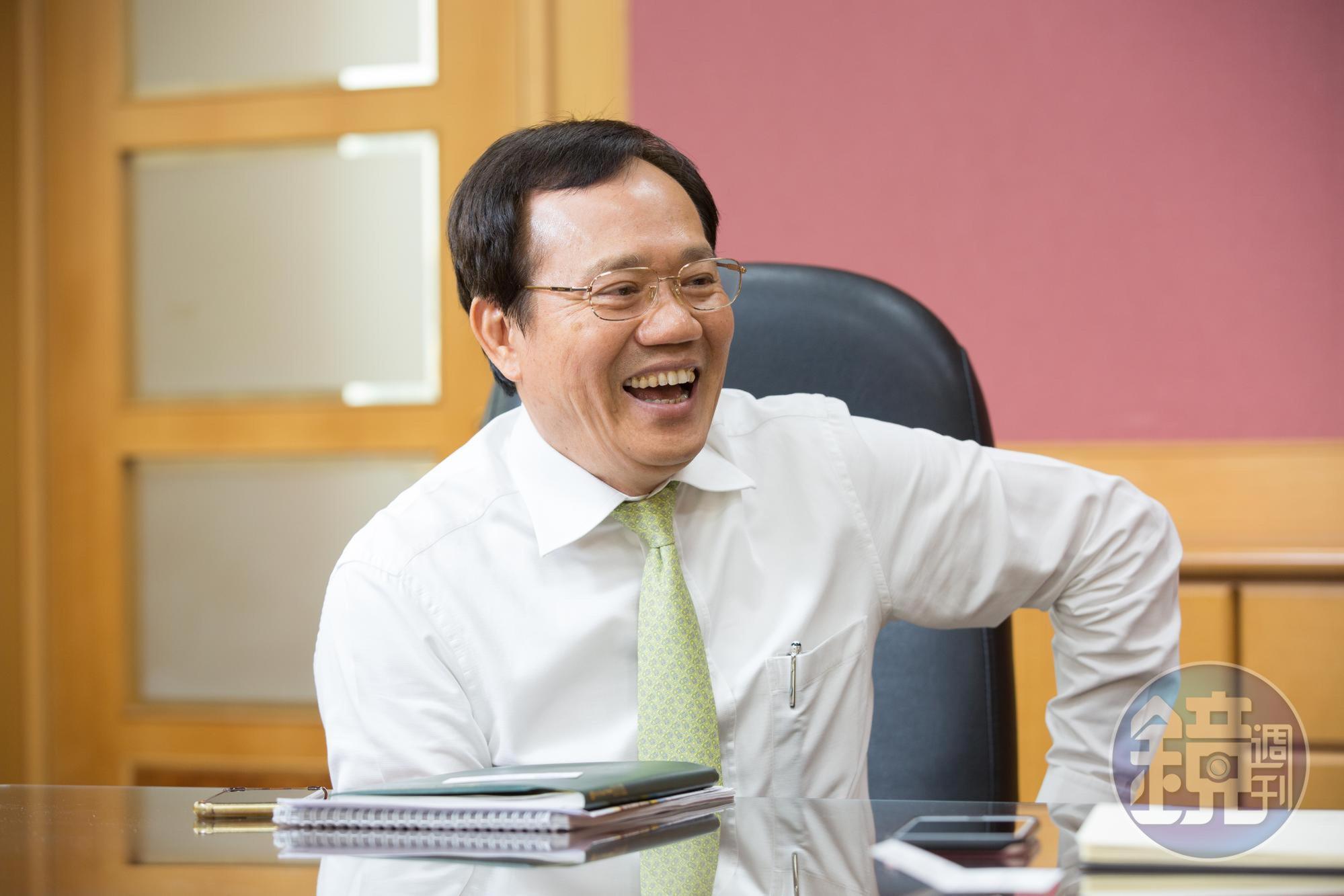 王明祥大學畢業後,進入當時台灣最大的蕾絲與紡紗製造廠東洋針織當業務員。
