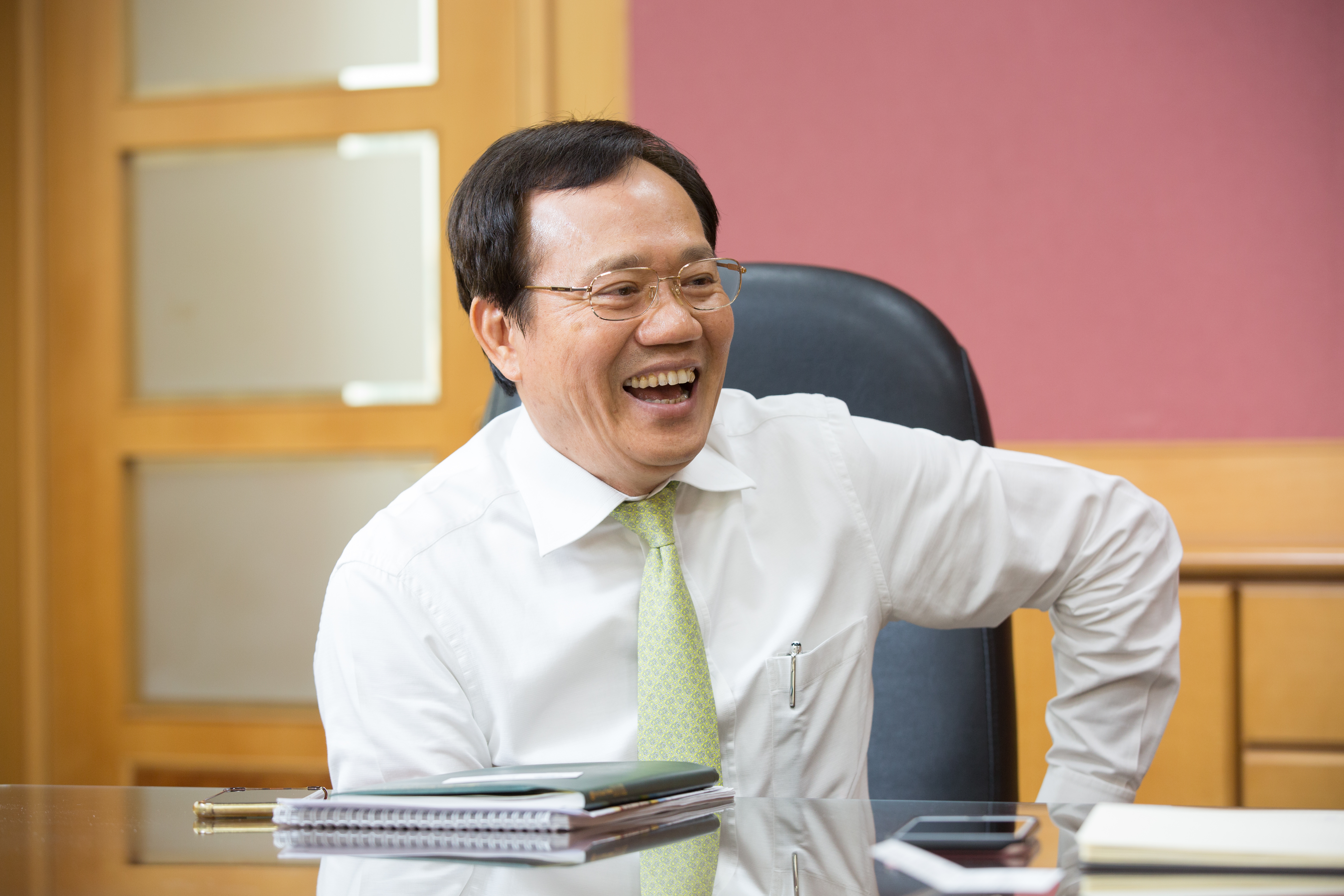 王明祥大學畢業後，進入當時台灣最大的蕾絲與紡紗製造廠東洋針織當業務員。