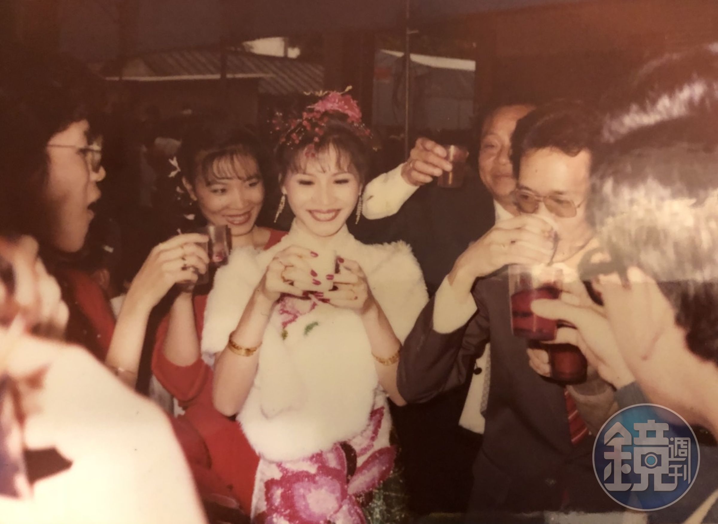 王明祥（左5）的妻子許淑貞（左3）是他老家的鄰居，2人結婚時連拍婚紗照的錢都沒有。（王明祥提供）