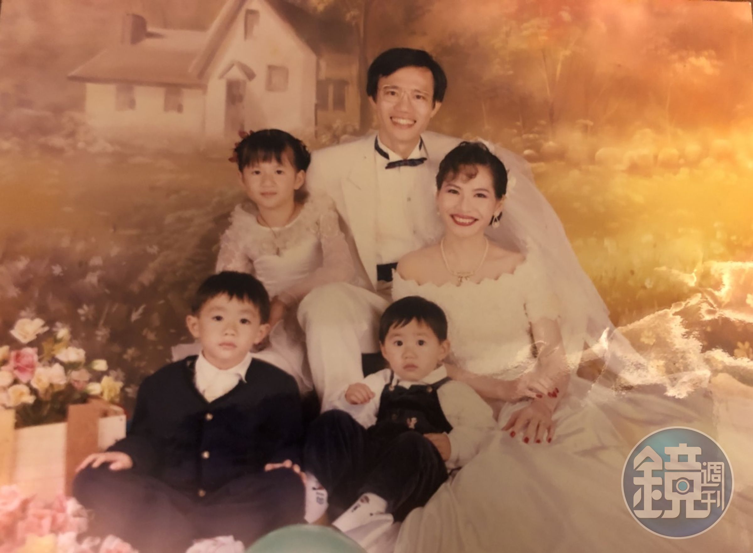為了彌補妻子的遺憾，王明祥（後排中）在公司開始獲利後做的第一件事，就是帶一家五口去拍結婚紀念照。（王明祥提供）