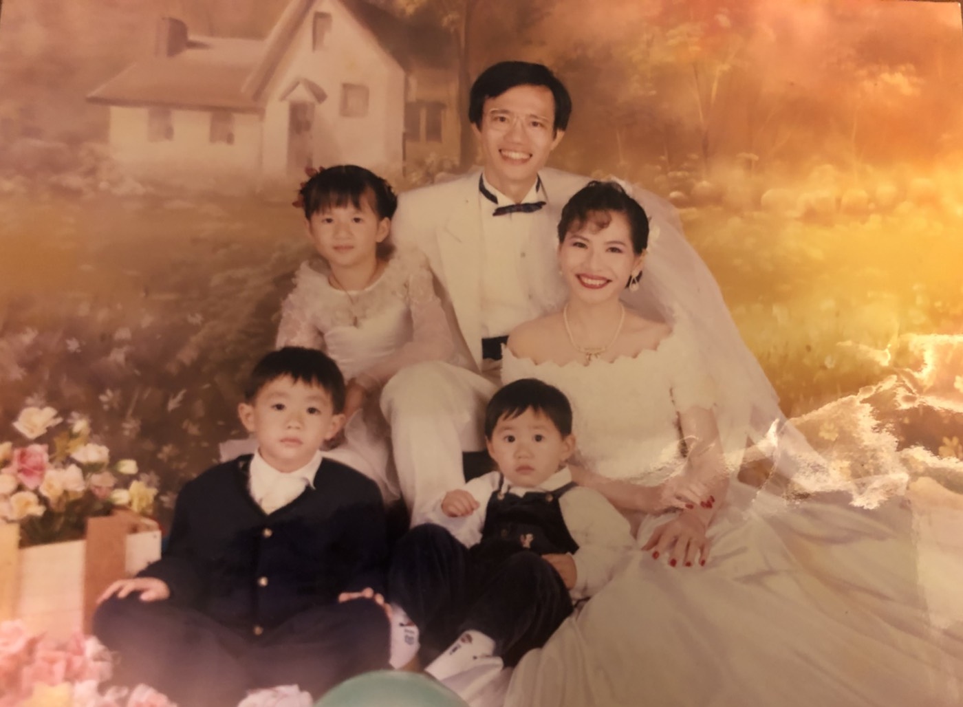 為了彌補妻子的遺憾，王明祥（後排中）在公司開始獲利後做的第一件事，就是帶一家五口去拍結婚紀念照。（王明祥提供）