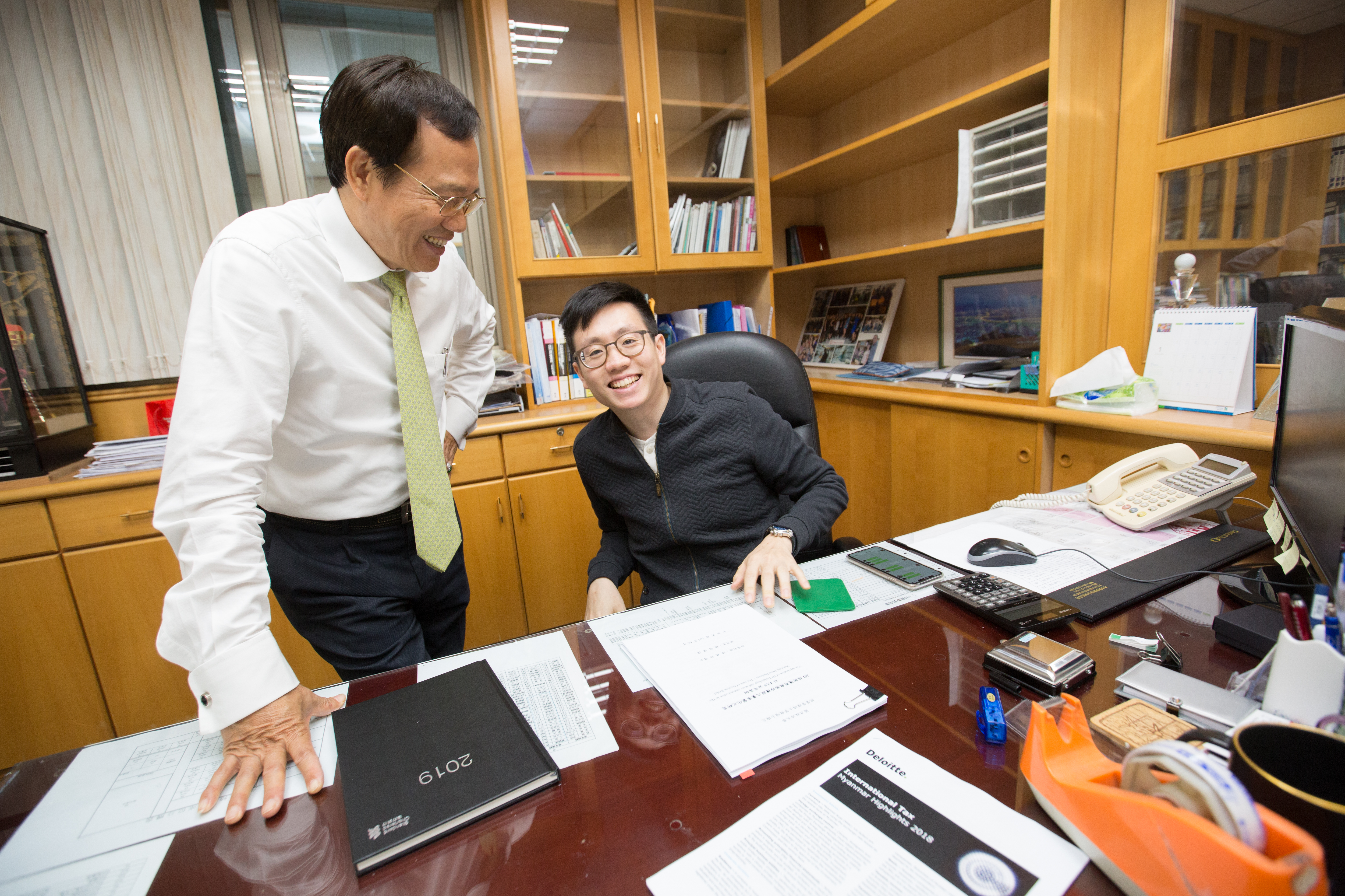 王明祥（左）規劃，2年後將偉特本業全數交給大兒子王逢德（右）管理。