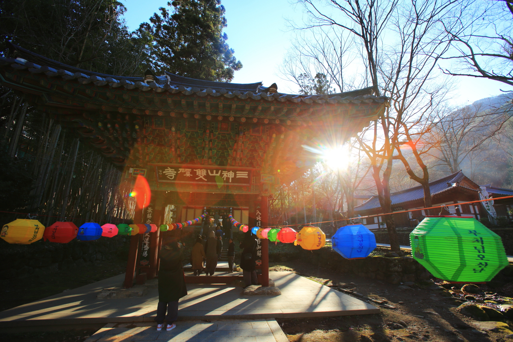 位於十里櫻花道盡頭處的雙蹊寺，在入口有3道漂亮的門。
