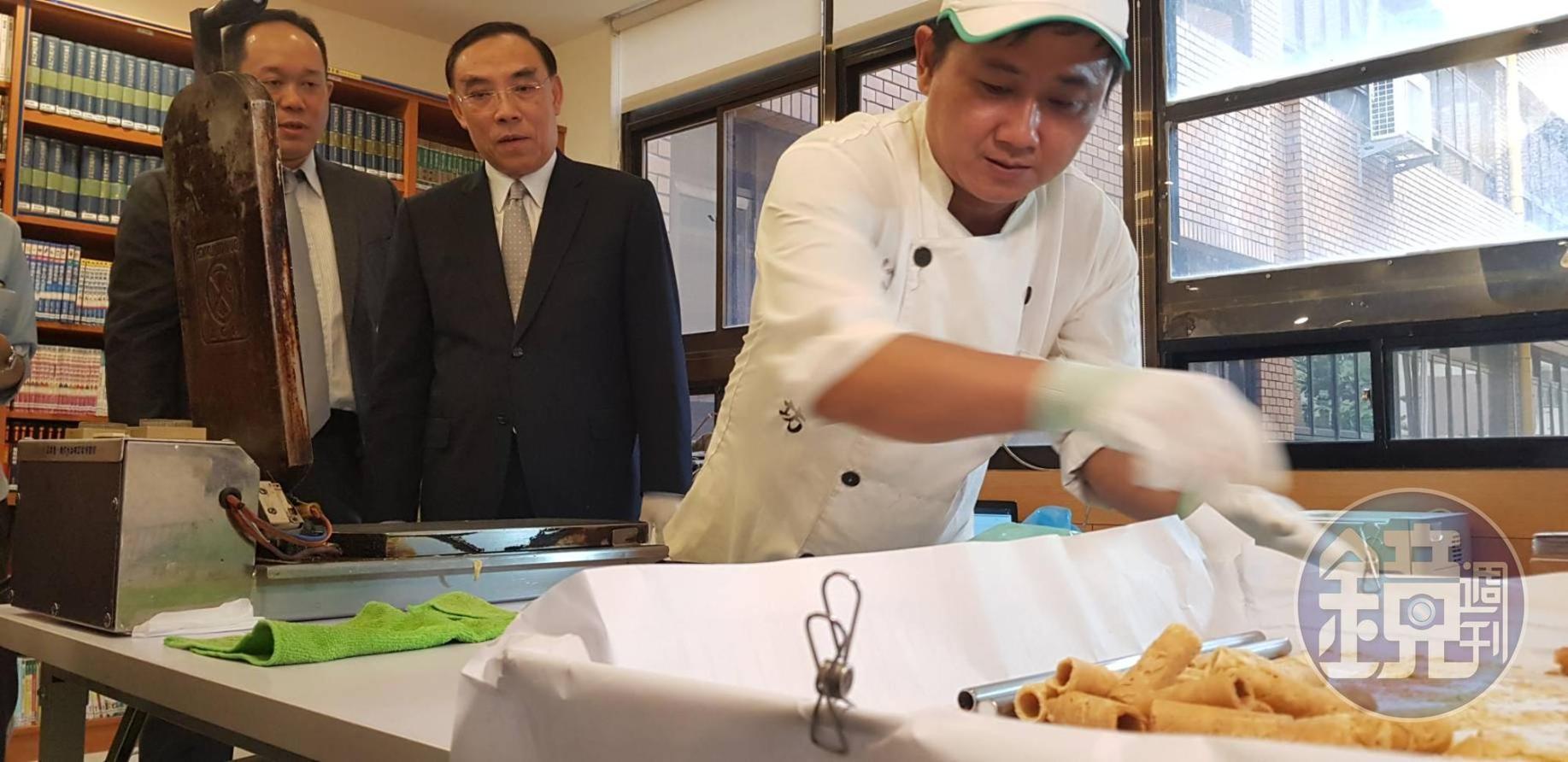 部長蔡清祥出席活動時，當場學習製作蛋捲，希望藉此把大哥蛋捲的成功故事讓更多人知道，喚起社會踴躍幫助更生人找到回家的路。
