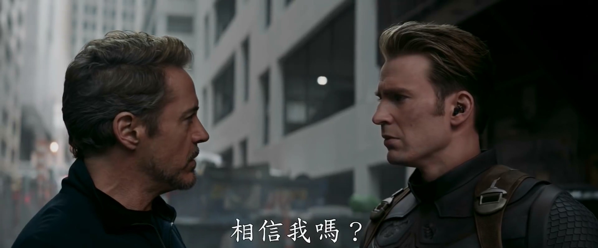 為了防雷，《復仇者聯盟：終局之戰》導演證實預告裡「鋼鐵人」與「美國隊長」握手言歸於好的畫面「是假的」。（翻攝自預告）
