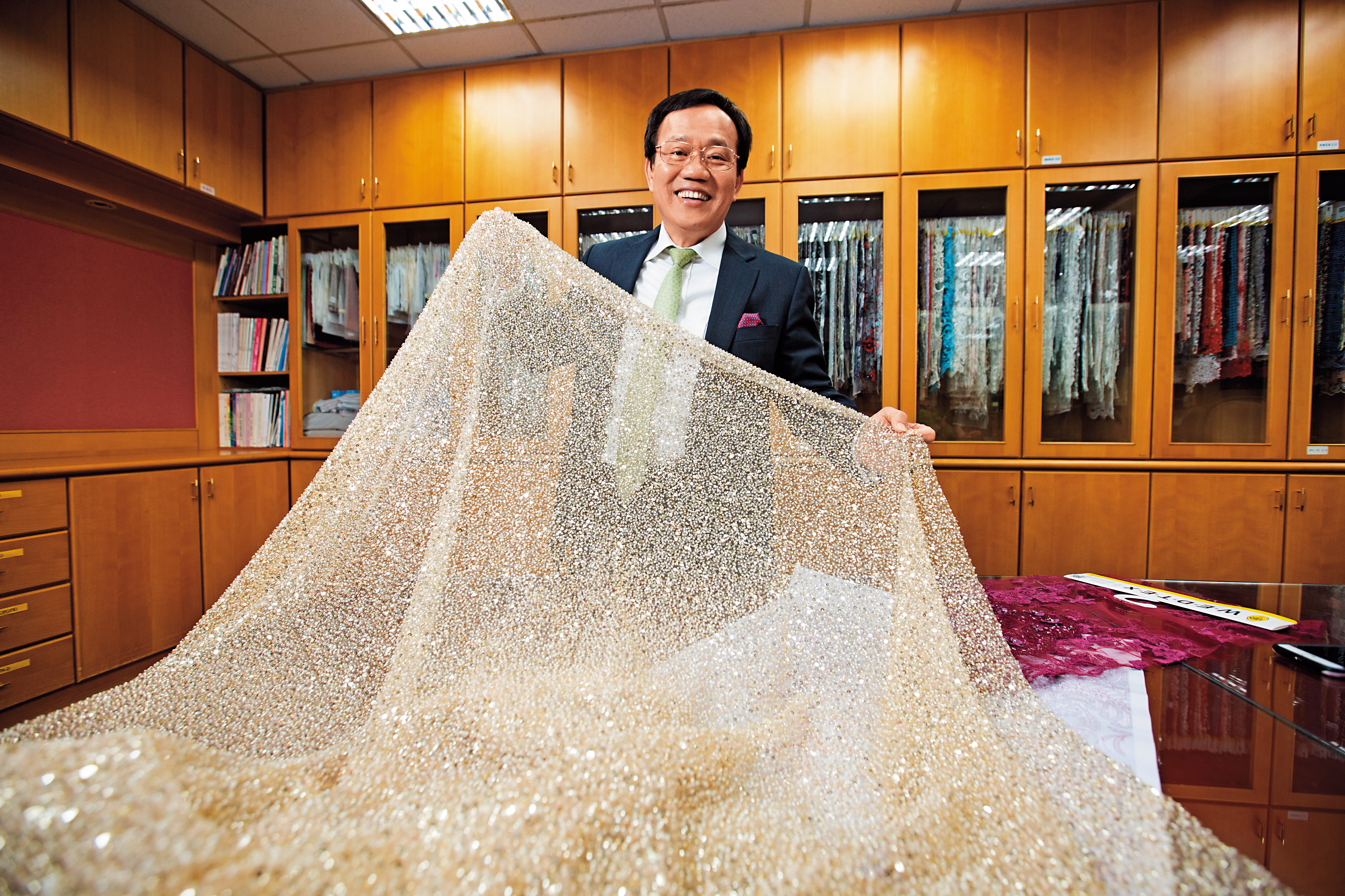 王明祥創立的偉特年營收近20億元，是台灣、也是全球最大的蕾絲布料製造商。