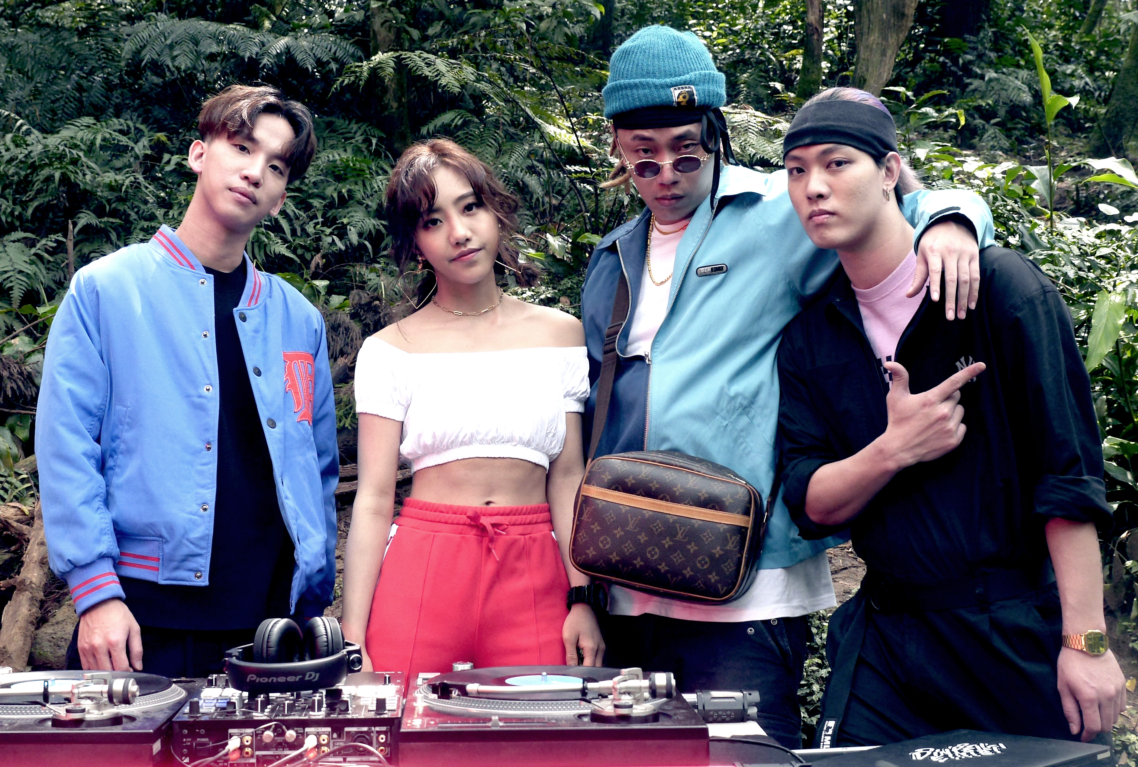 饒舌歌手Tipsy與DJ DinPei一同譜出派對主打歌〈看 PRO!〉，找來YouTube點擊破億歌手蔡佩軒合唱，花式扯鈴冠軍趙志翰加入演出MV。（非常棒提供）