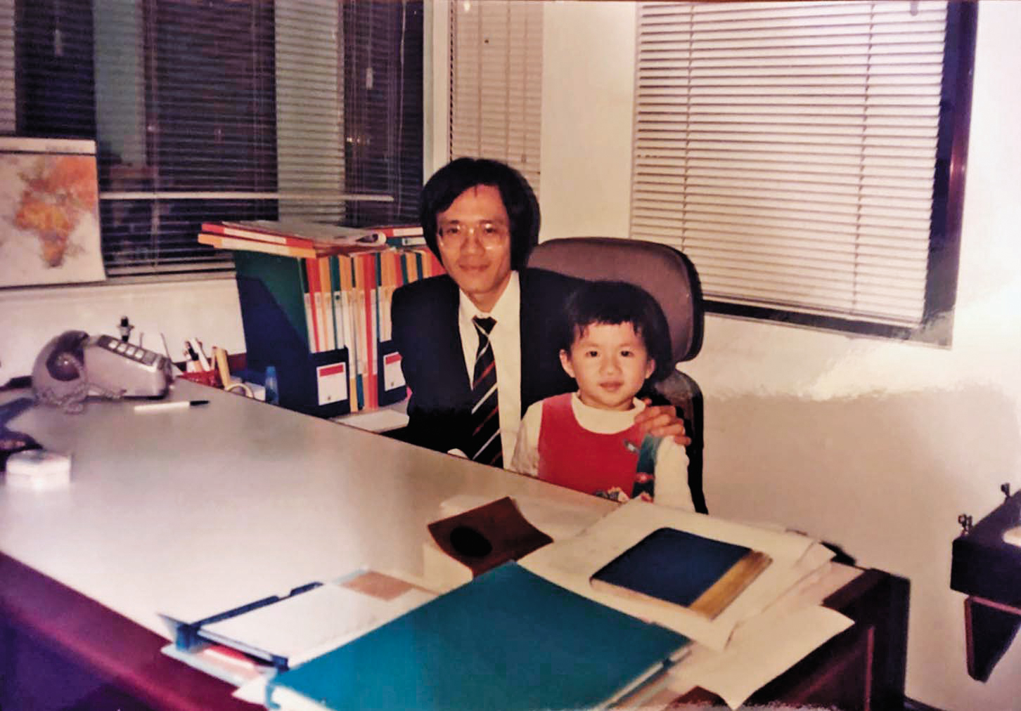出社會就結婚的王明祥（左），為了養家，1988年創業成為蕾絲中盤商。右為大兒子王逢德。（王明祥提供）