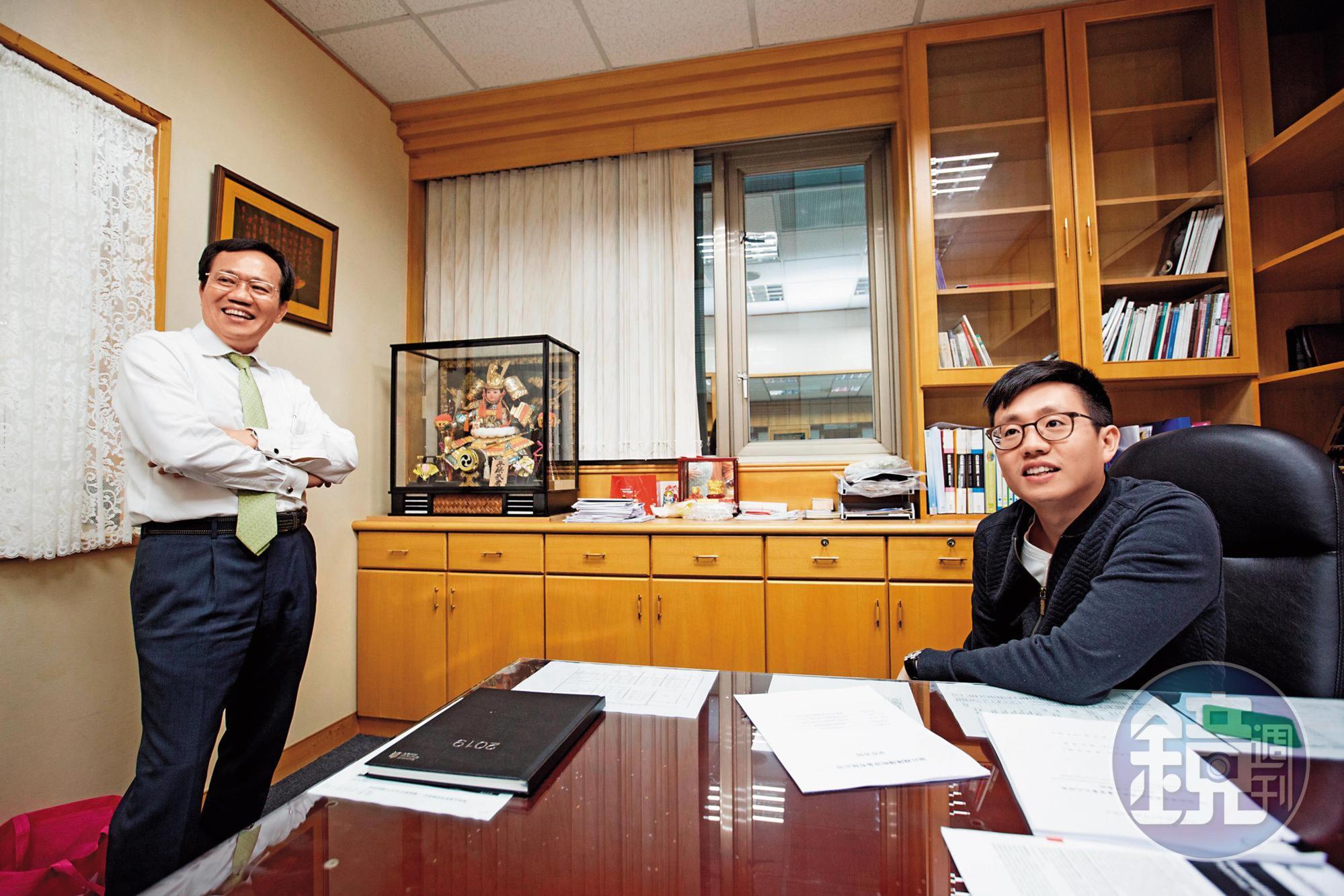 王明祥（左）規劃在2年後，將蕾絲本業全數交由大兒子王逢德（右）打理。