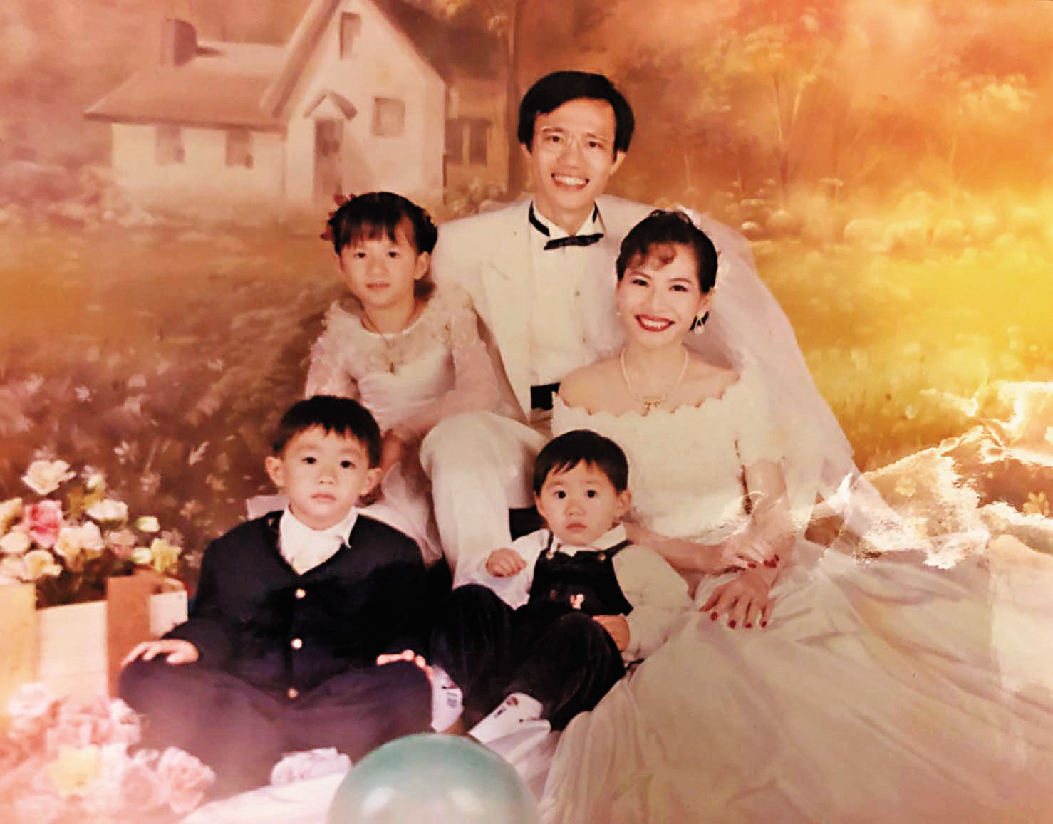 創業10年終於轉虧為盈，為了彌補妻子結婚時沒拍婚紗照的遺憾，王明祥做的第一件事就是帶全家去拍紀念照。（王明祥提供）