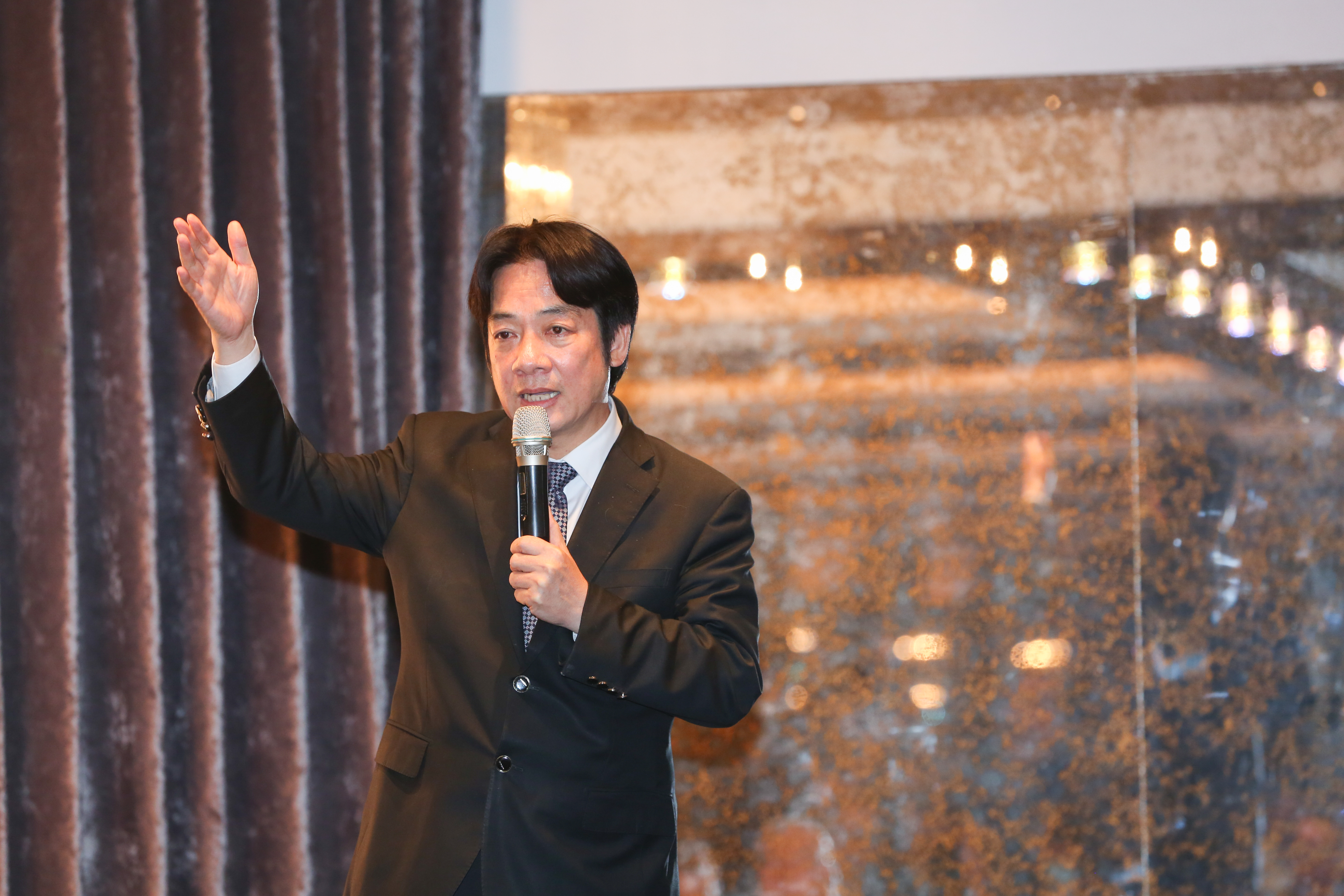 民進黨中執會拍板延後總統初選期程,登記參選總統初選的行政院前院長賴清德隨後在臉書發表4點聲明。(本刊資料照)