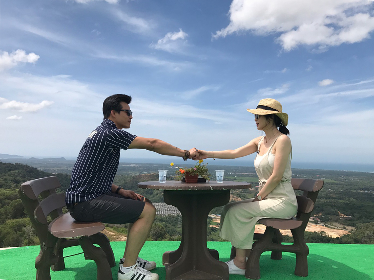 陳國華(左)和Ivy(右)在斗亞蘭高山梯田上眺望美景。(亞旅台)