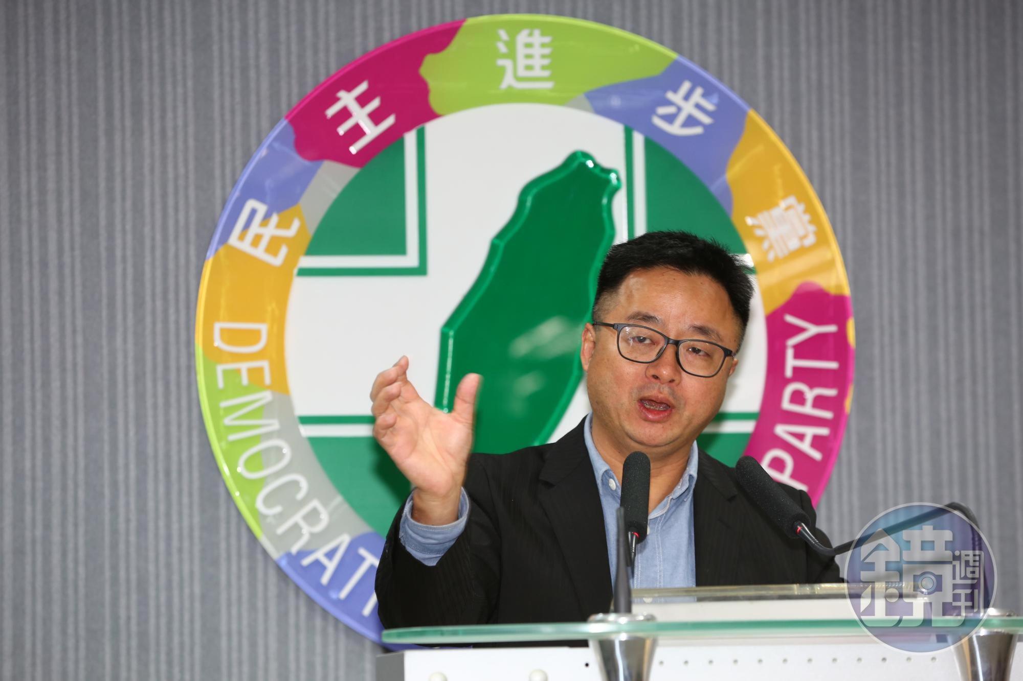 民進黨祕書長羅文嘉在中執會後舉行記者會說明黨內總統初選延期事宜。