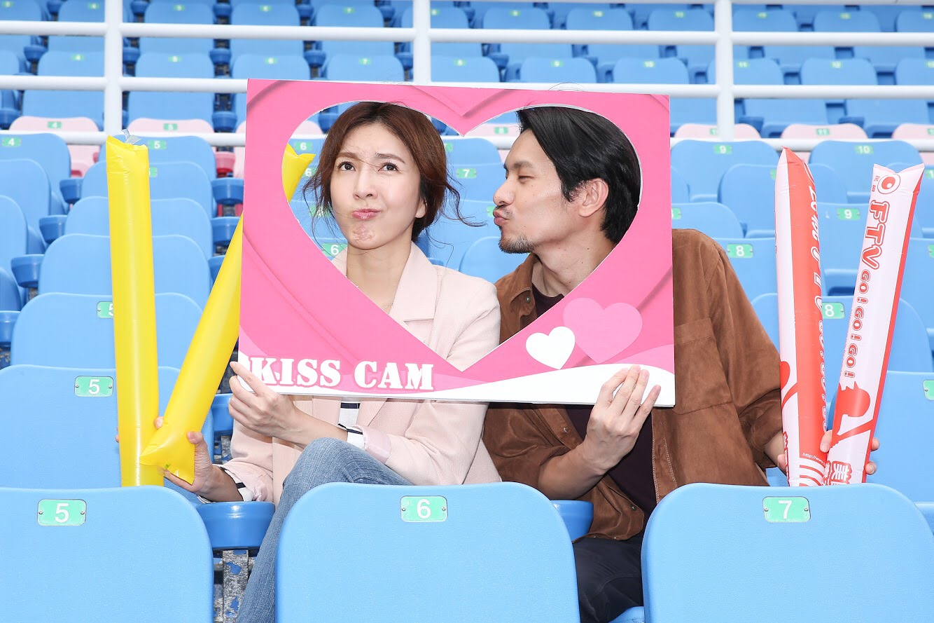 楊謹華與姚淳耀在愛心框中玩親親。