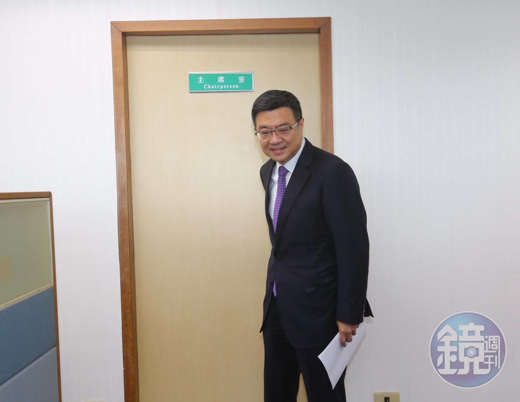 民進黨主席卓榮泰今在中執會前在辦公室內與鄭文燦等人會商。