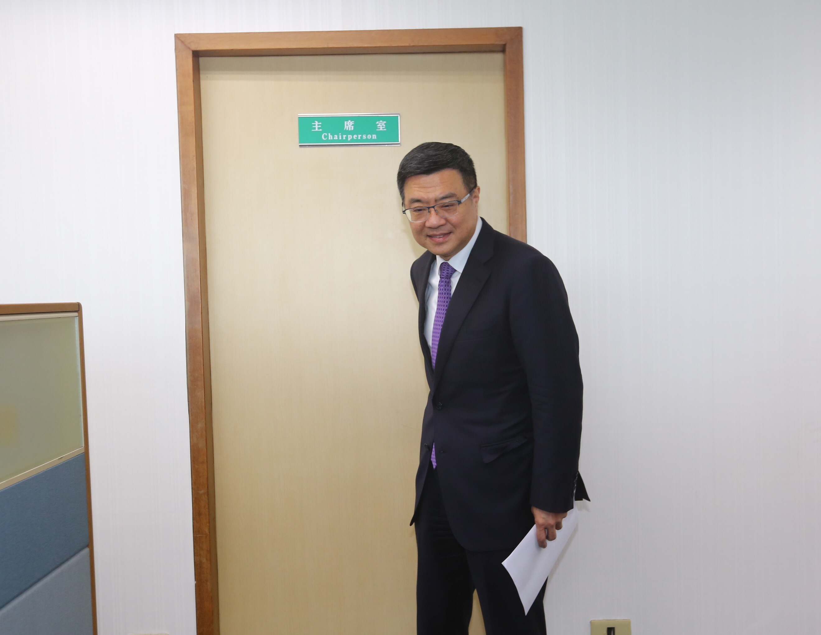 民進黨主席卓榮泰今在中執會前在辦公室內與鄭文燦等人會商。