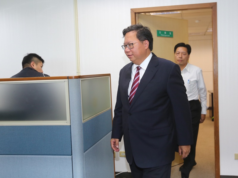 桃園市長鄭文燦、立委鄭寶清會前在卓榮泰辦公室密商。
