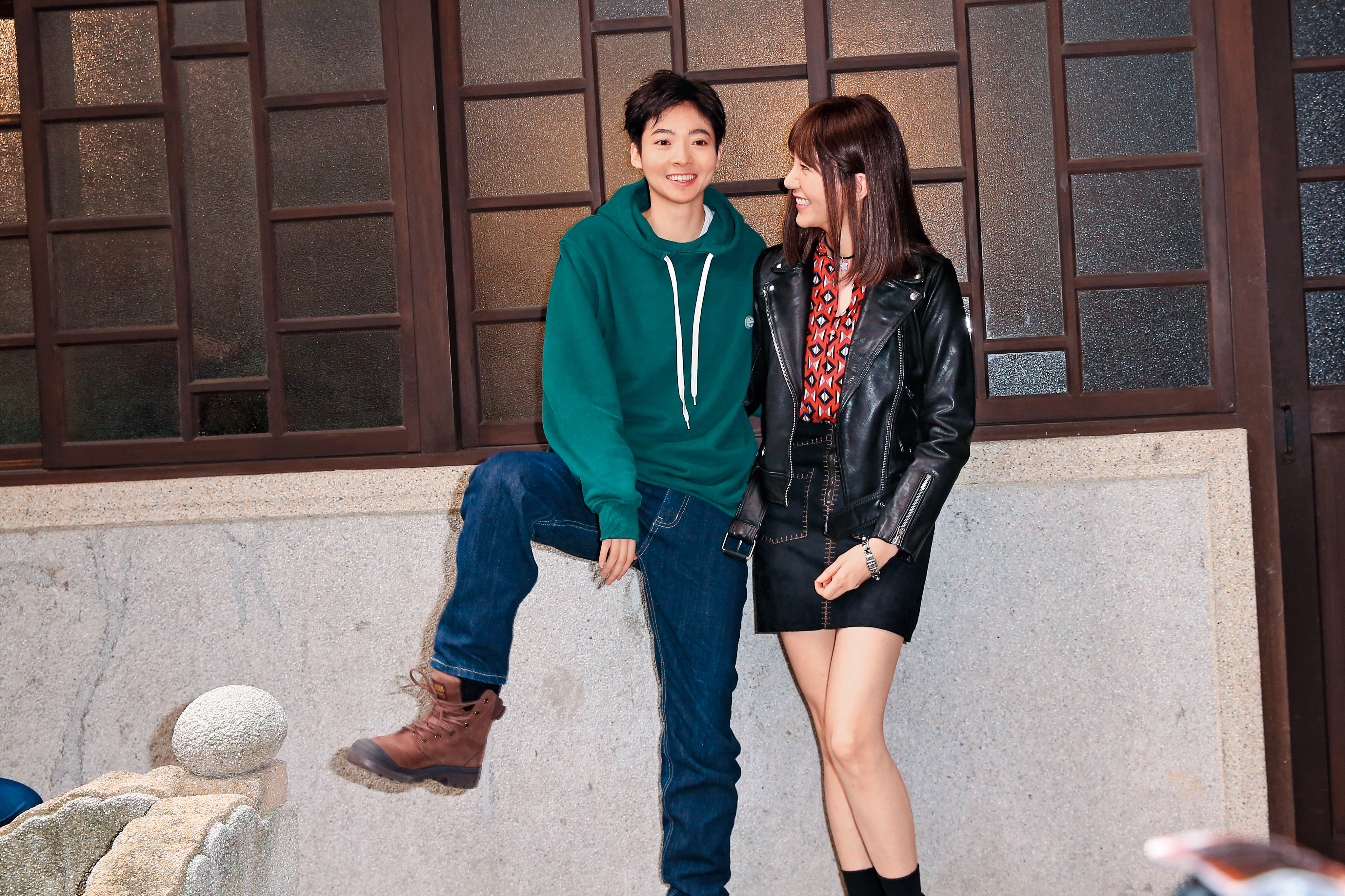 謝沛恩（左）飾演花美男，不僅束胸、褲襠塞襪，腳也自然開開，而郭雪芙的腳則夾緊緊。