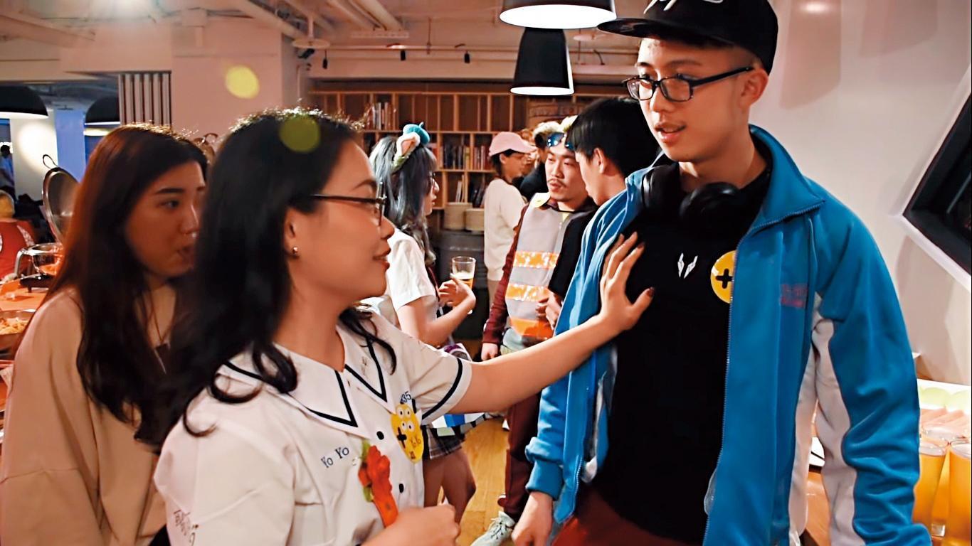 孫安佐（右）被說人氣下滑，有廠商分析「主要是他定位不明」。圖為他聚會VLOG影片，又給女生摸奶，可惜點閱大不如前。