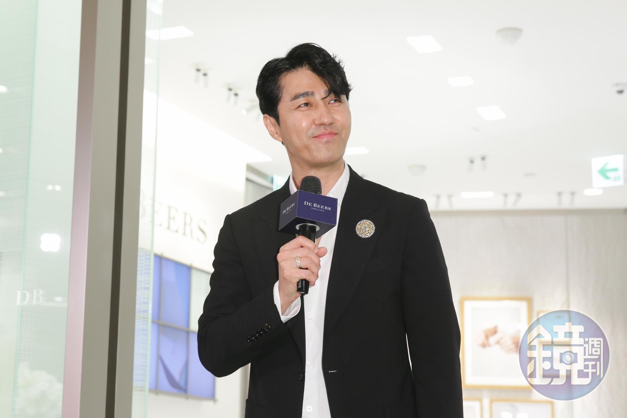 韓星車勝元出席De Beers台北101專賣店開幕活動,胸針要價1,780萬元,鑽戒環347,000元。