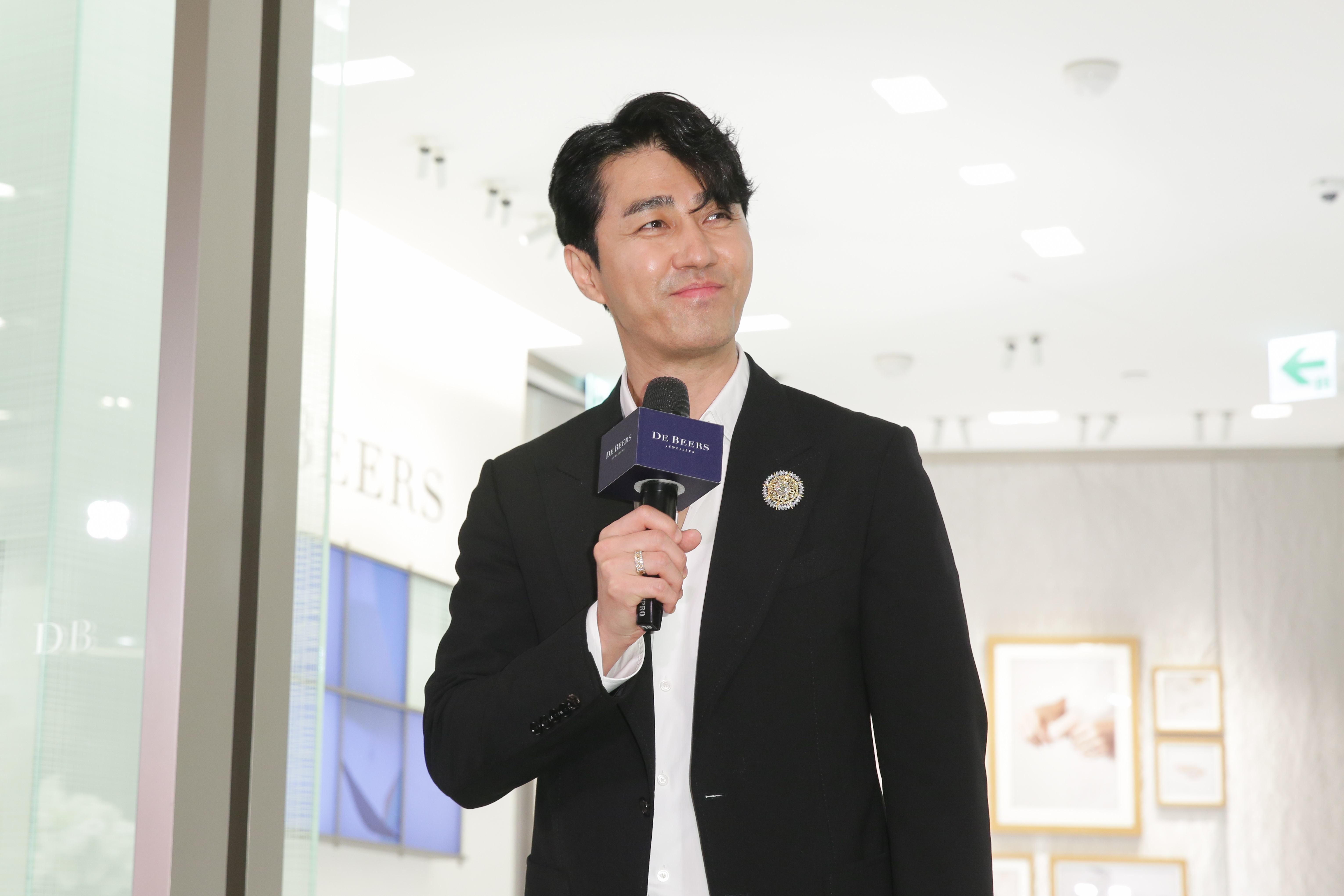 韓星車勝元出席De Beers台北101專賣店開幕活動，胸針要價1,780萬元，鑽戒環347,000元。