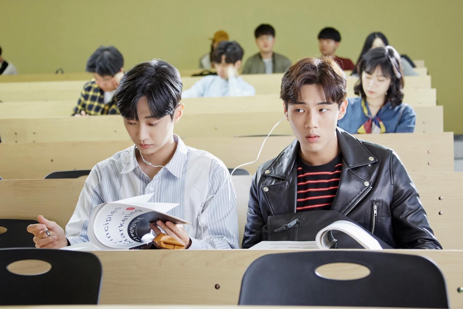 志洙和振永在《因為初戀是第一次》是換帖兄弟，也是情敵。（Netflix提供）