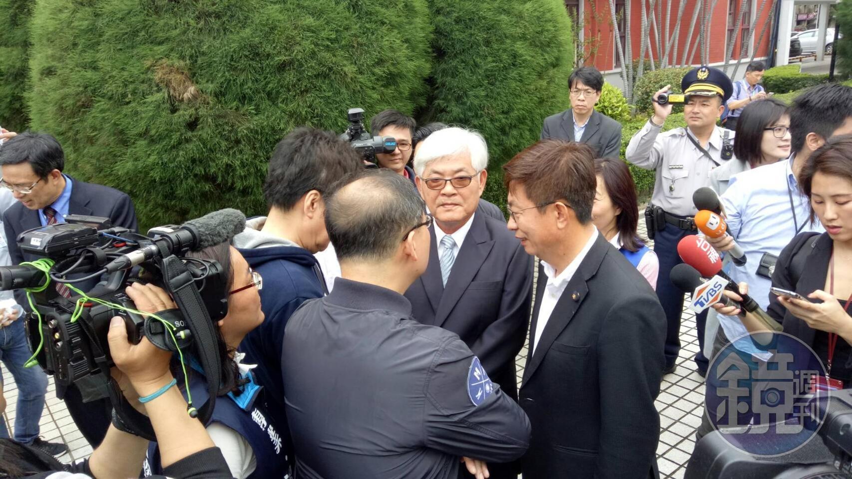 中選會主委被提名人李進勇被阻擋無法進入委員會，在議場前與國民黨立委僵持。