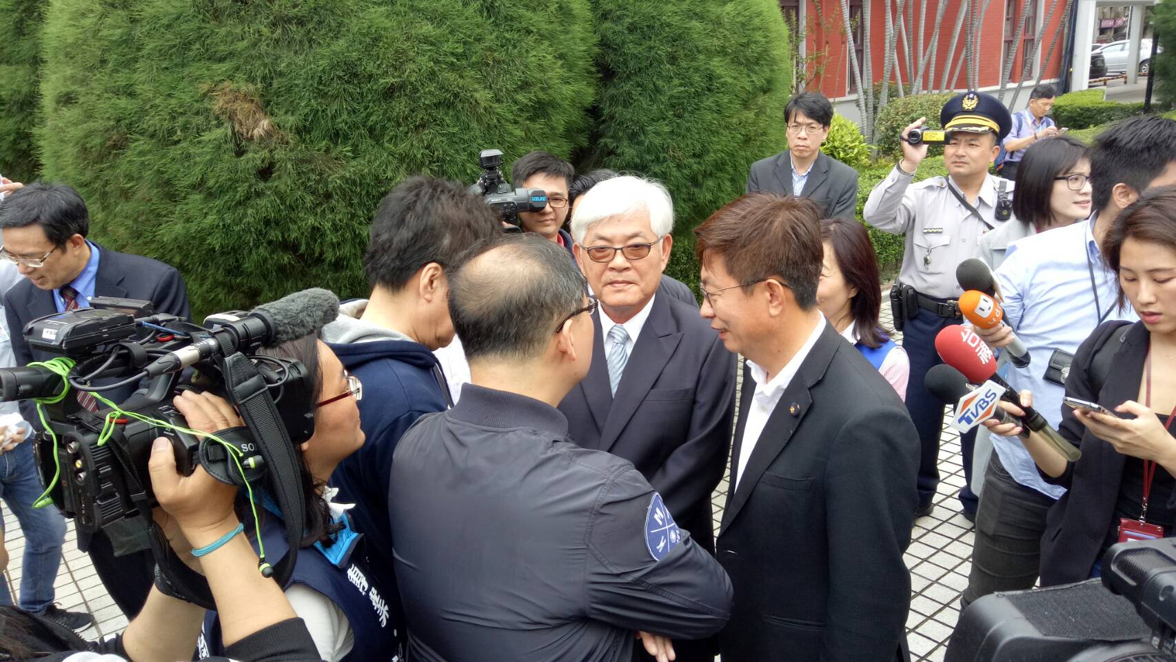 中選會主委被提名人李進勇被阻擋無法進入委員會，在議場前與國民黨立委僵持。