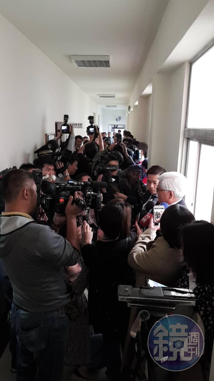 李進勇被阻擋在委員會會議室外，無法進入。