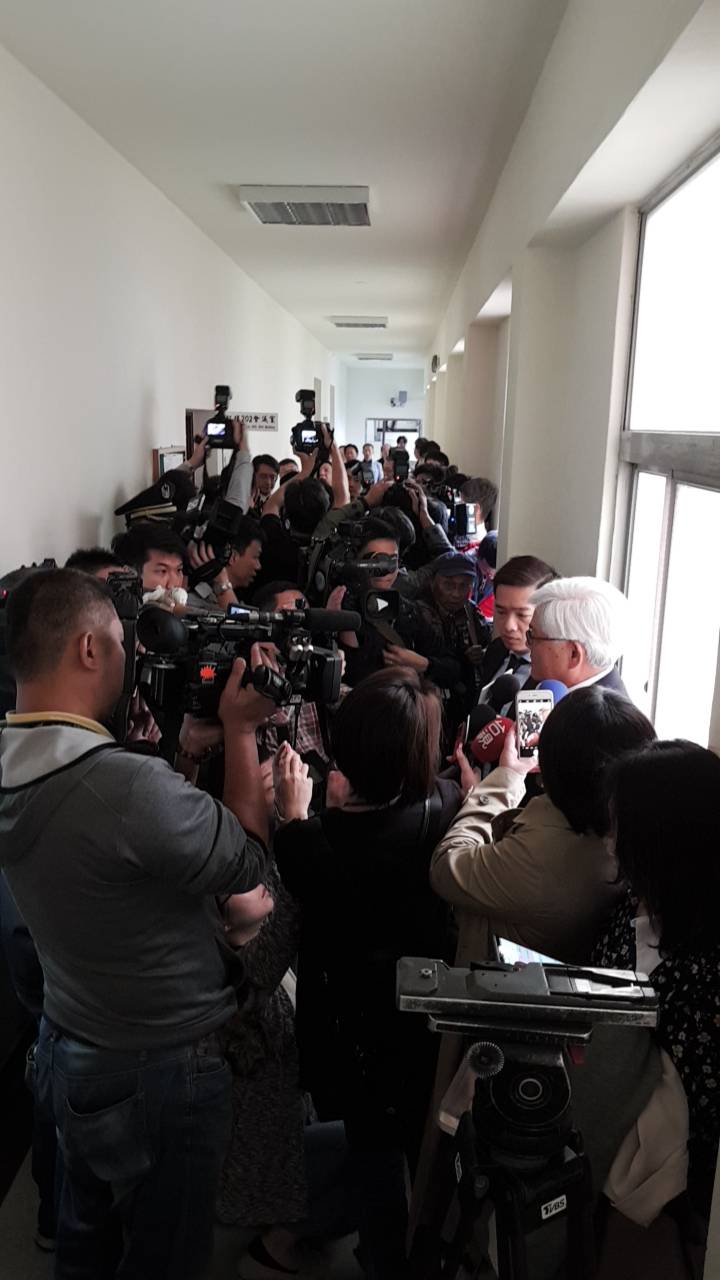 李進勇被阻擋在委員會會議室外，無法進入。