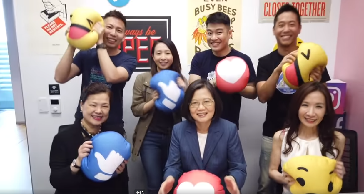 總統蔡英文到臉書台北新辦公室參訪，也替民眾做第一手開箱。（翻攝自蔡英文臉書）