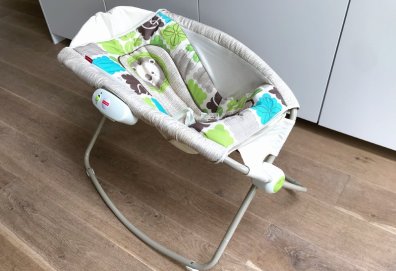 美國小兒科學會呼籲費雪牌下架與32名嬰兒死亡有關的嬰兒搖床。（翻攝自adverts.ie）