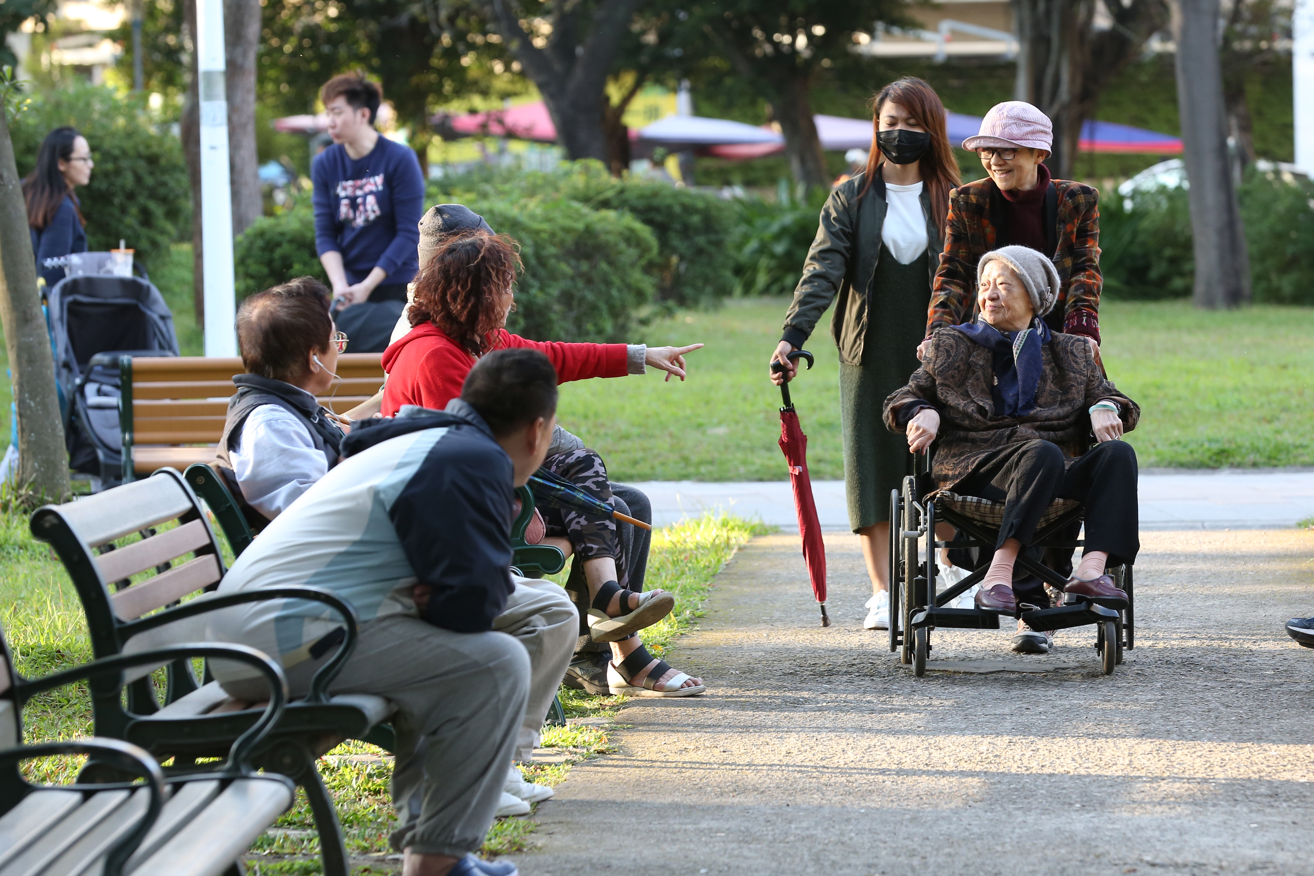 一旦進入長照狀態，不論選擇入住長照中心，還是聘請外傭，都是一筆不小的負擔。